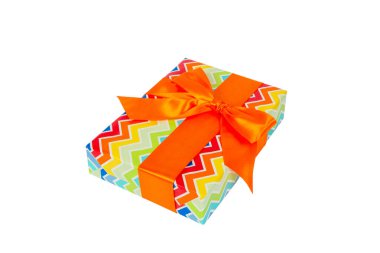 Noel ya da turuncu kurdeleli renkli kağıttan yapılmış diğer tatil hediyeleri. Beyaz arkaplanda izole edilmiş, üst manzara. Şükran Günü hediye kutusu konsepti