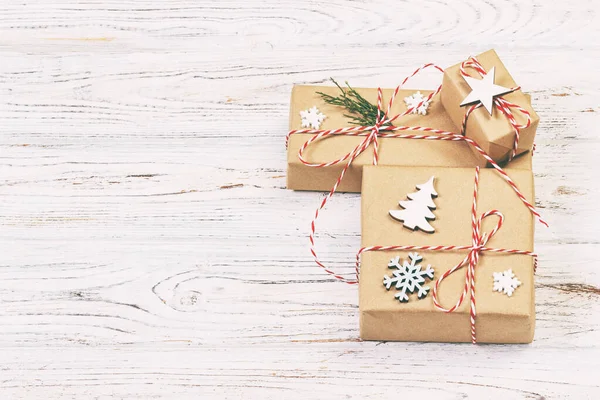 Χριστουγεννιάτικο κουτί δώρου με αντίγραφο χώρο. Xmas παρουσιάσει κουτί με διακόσμηση σε ξύλινο φόντο. Γραμμένο — Φωτογραφία Αρχείου