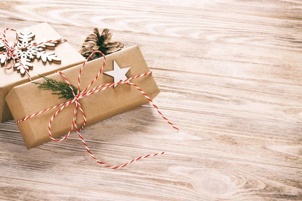 Cajas de regalo de Navidad en mesa de madera con copo de nieve. Vista superior con espacio de copia. Tonificado —  Fotos de Stock