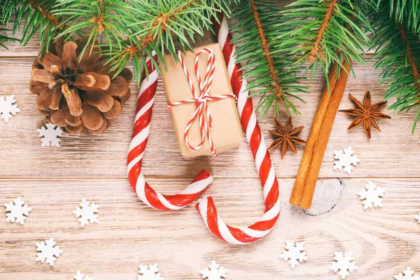 Fundo de Natal com ramos de árvore de Natal, cones de pinho, doces de cana-de-açúcar, presentes, floco de neve e decorações, espaço de cópia. Tonificado — Fotografia de Stock