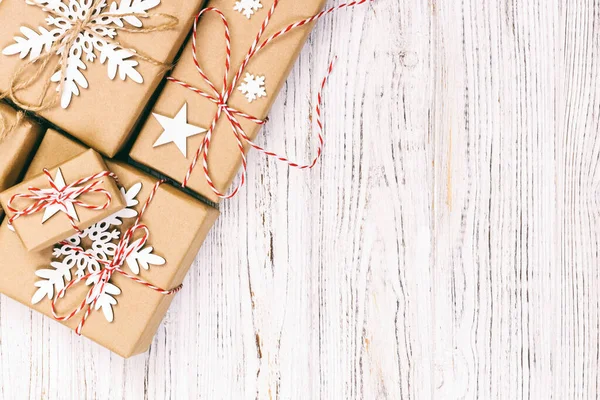 Noel hediye kutuları ahşap masada. Kopyalama alanı olan üst görünüm. Ayarlanmış