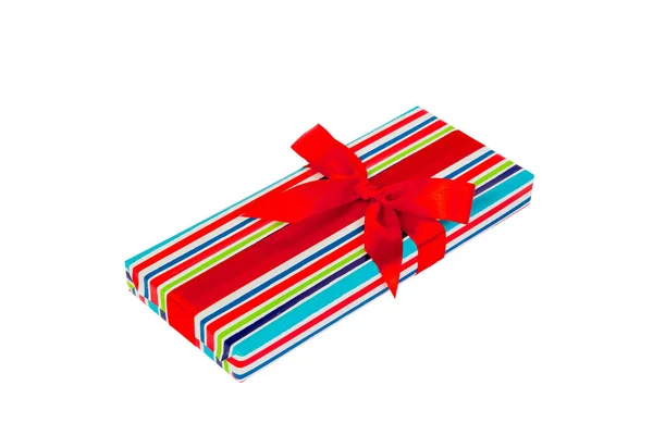 Jul eller annan semester handgjorda present i färgat papper med rött band. Isolerad på vit bakgrund, ovanifrån. Thanksgiving Gift box koncept — Stockfoto