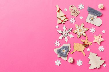 Pembe arka planda tatil süslemeleri ve oyuncaklarının en üst görüntüsü. Tasarımınız için boş alanı olan Noel süsü konsepti