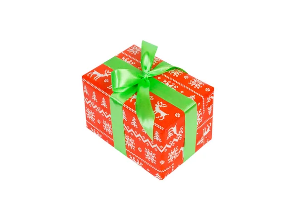 Різдво або інше свято ручної роботи присутні в червоному папері з зеленою стрічкою. Ізольовані на білому тлі, вид зверху. концепція подарункової коробки подяки — стокове фото