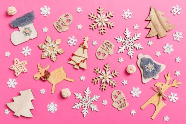 Pembe arka planda tatil süslemeleri ve oyuncaklarının en üst görüntüsü. Noel süsü konsepti