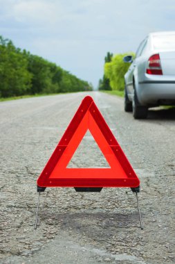 Sorunlu araba ve diğer yol kullanıcılarını uyarmak için kırmızı üçgen