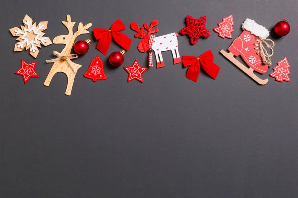 Fondo negro navideño con juguetes y decoraciones navideñas. Feliz Año Nuevo concepto con espacio vacío para su diseño —  Fotos de Stock