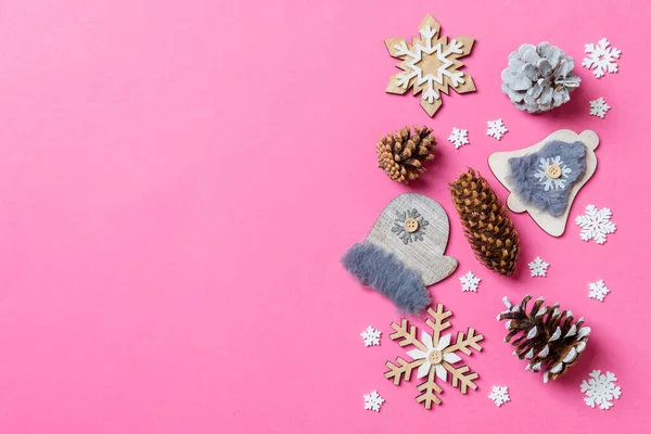 분홍색 크리스마스 배경에는 연휴 장난감과 장식들이 그려져 있다. 복사 공간이 있는 새해 개념 — 스톡 사진