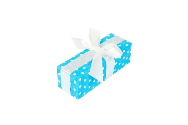 Kerstmis of andere vakantie met de hand gemaakt cadeau in blauw papier met wit lint. Geïsoleerd op witte achtergrond, bovenaanzicht. dankzegging Geschenkdoos concept — Stockfoto