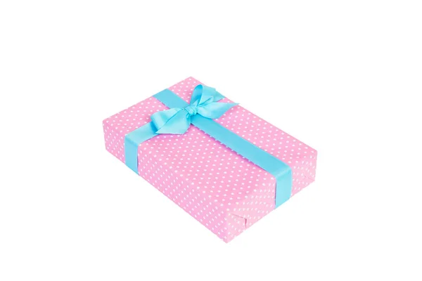 Boże Narodzenie lub inne świąteczne ręcznie robione prezenty w różowym papierze z niebieską wstążką. Izolacja na białym tle, widok z góry. dziękczynienie koncepcja pudełko prezent — Zdjęcie stockowe