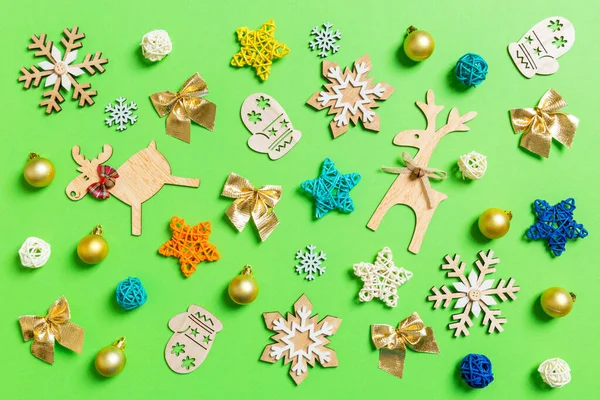 녹색 배경과 신년 장난감 및 장식들의 맨 위 사진. 크리스마스 시간 개념 — 스톡 사진