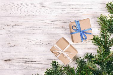 Noel kompozisyon geçmişi. Noel hediyesi olarak çam kozalakları ve tahta arka planda köknar dalları. Düz konum, üst görünüm, kopyalama alanı. Ayarlanmış