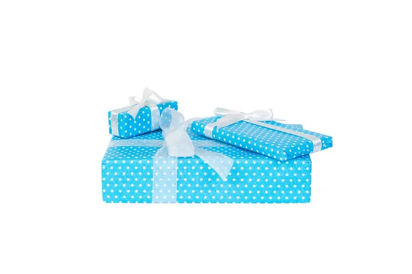 Csoport a karácsony vagy más ünnep kézzel készített ajándék kék papír fehér szalaggal. Elszigetelve, fehér háttérrel, felülnézetben. Hálaadás ajándék doboz koncepció — Stock Fotó