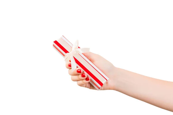 Les mains de femme donnent enveloppé Noël ou d'autres cadeaux faits à la main de vacances en papier rouge avec ruban d'or. Isolé sur fond blanc, vue de dessus. Thanksgiving Coffret cadeau concept — Photo