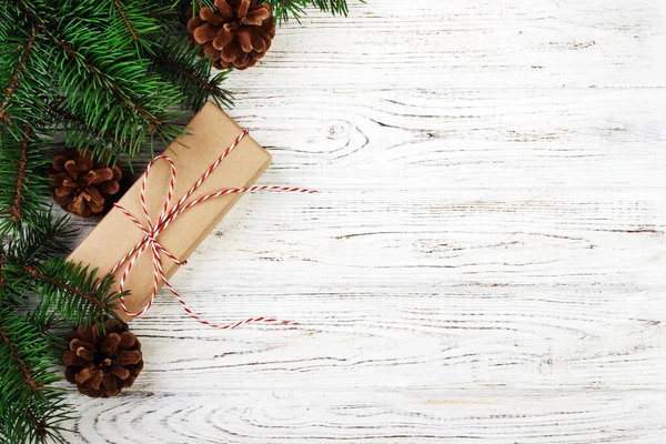 Julens sammansättning bakgrund. Julklapp med kottar och gran grenar på trä bakgrund. Platt ligg, ovanifrån, kopiera utrymme. Tonad — Stockfoto