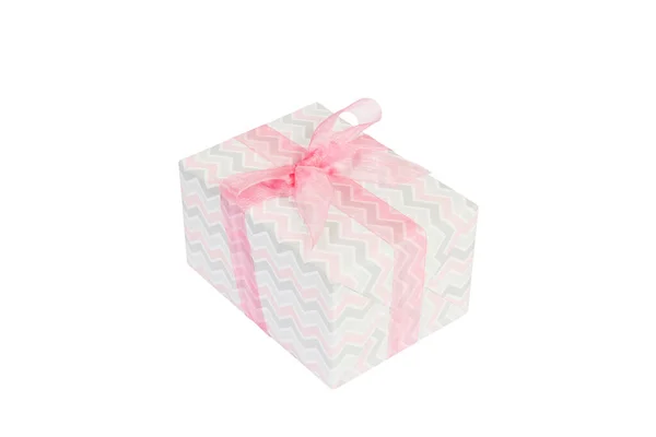 Рождество или другой праздник ручной работы подарок в цветной бумаге с розовой лентой. Изолированный на белом фоне, вид сверху. Подарочная коробка — стоковое фото