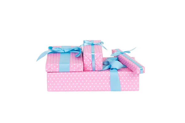 Csoport a karácsony vagy más ünnep kézzel készített ajándék rózsaszín papír kék szalaggal. Elszigetelve, fehér háttérrel, felülnézetben. Hálaadás ajándék doboz koncepció — Stock Fotó
