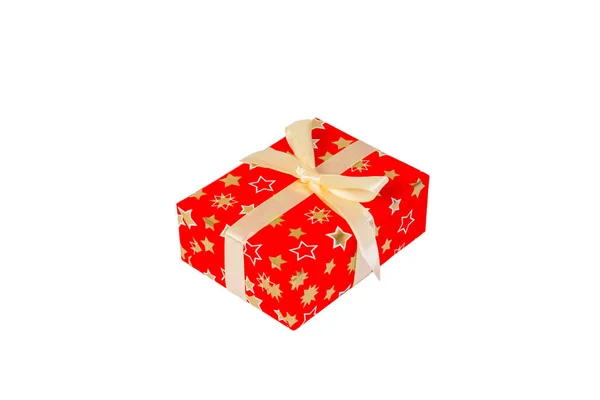 Boże Narodzenie lub inne świąteczne ręcznie robione prezenty w czerwonym papierze ze ze złotą wstążką. Izolacja na białym tle, widok z góry. dziękczynienie koncepcja pudełko prezent — Zdjęcie stockowe