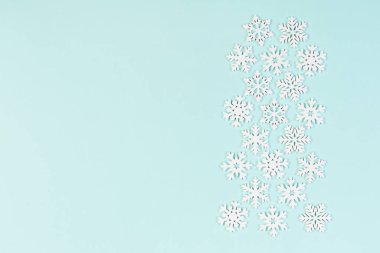 Renkli arka planda beyaz kar taneleri. Noel süsünün en üst görüntüsü. Tasarımınız için boş alanı olan yeni yıl konsepti