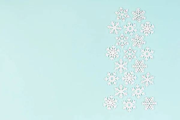 Conjunto de copos de nieve blancos sobre fondo colorido. Vista superior del ornamento de Navidad. Concepto de Año Nuevo con espacio vacío para su diseño — Foto de Stock