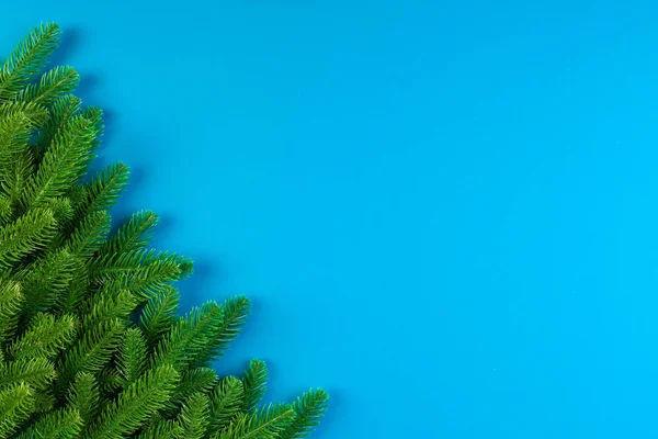 다채 로운 배경에 복사 공간이 있는 전나무로 만든 골조의 꼭대기 사진. 메리 크리스마스 컨셉트 — 스톡 사진