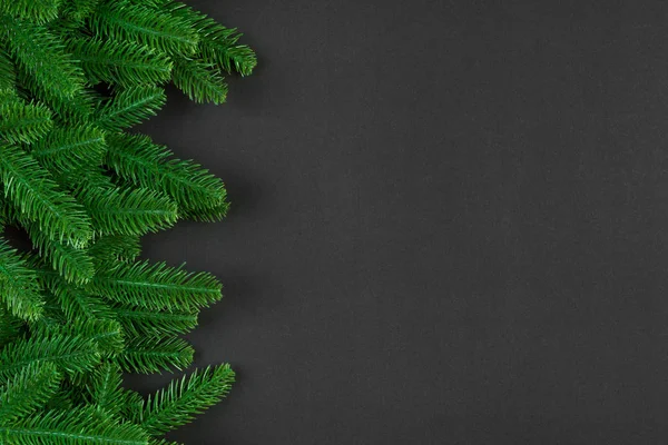 Vista superior de fondo festivo colorido hecho de rama de abeto. Concepto de vacaciones de Navidad con espacio de copia — Foto de Stock