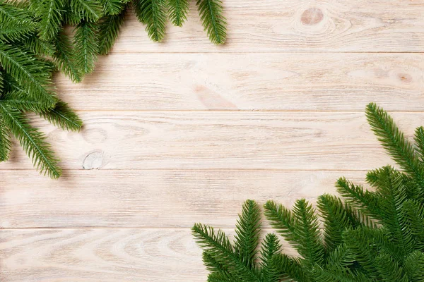 Ahşap zemin üzerinde köknar ağacı dallarından yapılmış çerçevenin üst görüntüsü. Tasarımınız için boş boşluklu Noel kavramı — Stok fotoğraf