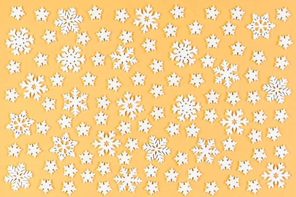 Vista superior do ornamento de inverno feito de flocos de neve brancos no fundo colorido. Feliz Ano Novo conceito com espaço de cópia — Fotografia de Stock