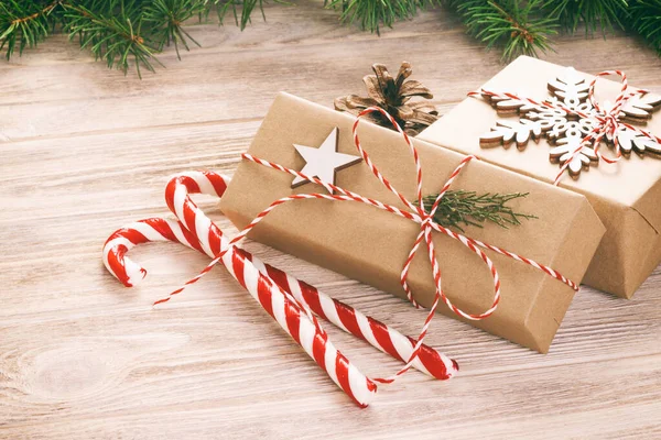 Рождественские украшения подарочная коробка с конфетными тростями. Toned — стоковое фото