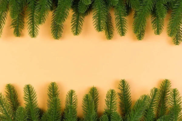 Vista superior de fondo colorido hecho de ramas de abeto verde. Año nuevo concepto de vacaciones con espacio de copia — Foto de Stock