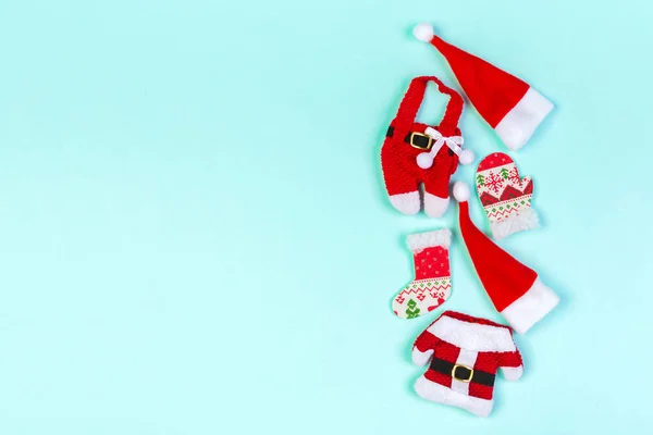 Vista dall'alto od elegante rosso Santa cappelli su sfondo colorato. Buon Natale concetto con spazio copia — Foto Stock