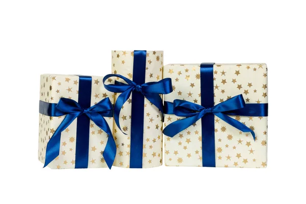 Állítsa be a karácsonyi vagy más ünnep kézzel készített ajándék arany papír kék szalaggal. Elszigetelve, fehér háttérrel, felülnézetben. Hálaadás ajándék doboz koncepció — Stock Fotó