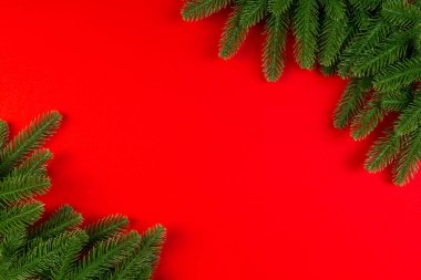 Yeşil köknar dallarından yapılmış renkli arkaplan manzarası. Kopya alanı olan yeni yıl tatili kavramı