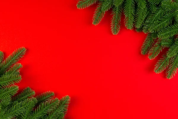 Vista dall'alto di sfondo colorato fatto di rami di abete verde. Nuovo concetto di vacanza anno con spazio di copia — Foto Stock