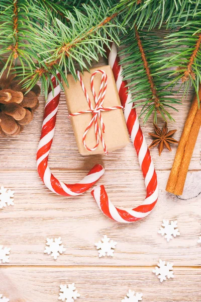 Χριστουγεννιάτικο δώρο, ζαχαρωτά και νιφάδες χιονιού σε ξύλινο φόντο. Γραμμένο — Φωτογραφία Αρχείου