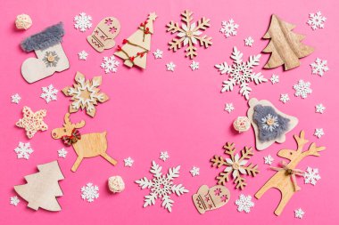Pembe arka planda tatil süslemeleri ve oyuncaklarının en üst görüntüsü. Tasarımınız için boş alanı olan Noel süsü konsepti