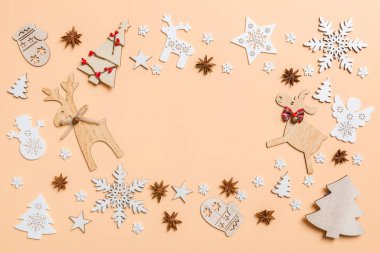 Turuncu arka planda şenlik dekorasyonlar ve oyuncaklar. Fotokopi alanı ile Mutlu Noeller