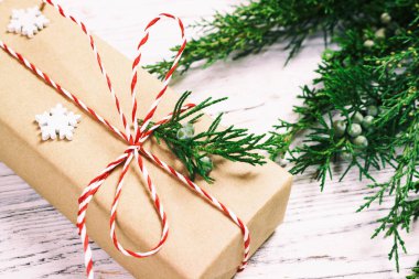 Noel süslemeli hediye kutusu, köknar ağacı ve beyaz arka plan manzaralı kar taneleri dekoru. Ayarlanmış