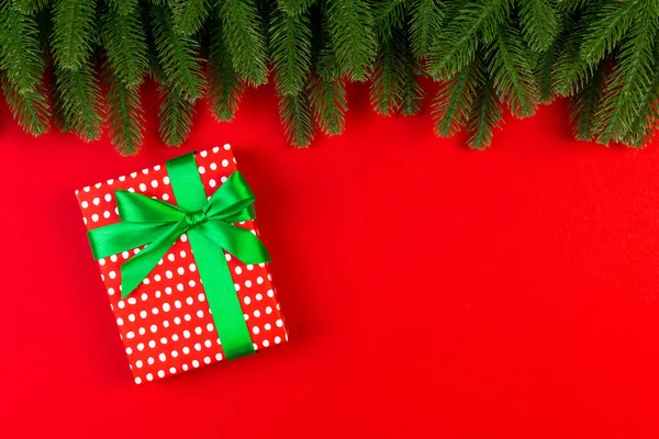 Horní pohled na dárkové krabice a jedle větve na barevném pozadí. Veselé Vánoce koncept s prázdným prostorem pro váš design — Stock fotografie