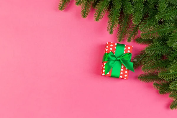 Horní pohled na větve jedle a dárkové krabice na barevném pozadí. Vánoční koncept s prázdným prostorem pro Váš design — Stock fotografie