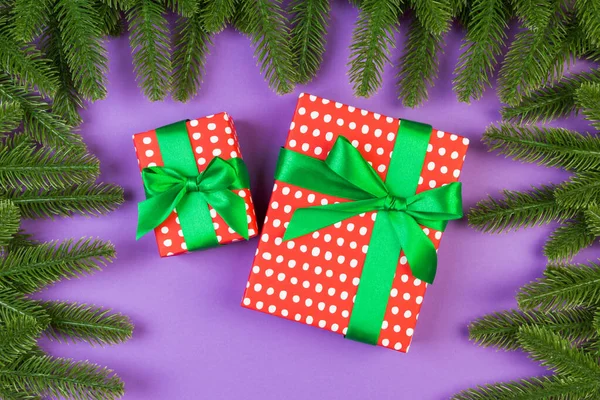 Vista superior de la caja de regalo y ramas de abeto sobre un fondo colorido. Feliz concepto de Navidad con espacio vacío para su diseño — Foto de Stock