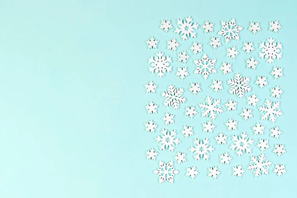 Κάτοψη του λευκού νιφάδες χιονιού σε πολύχρωμο φόντο. Χειμερινός καιρός έννοια με αντίγραφο χώρου. Καλά Χριστούγεννα έννοια — Φωτογραφία Αρχείου