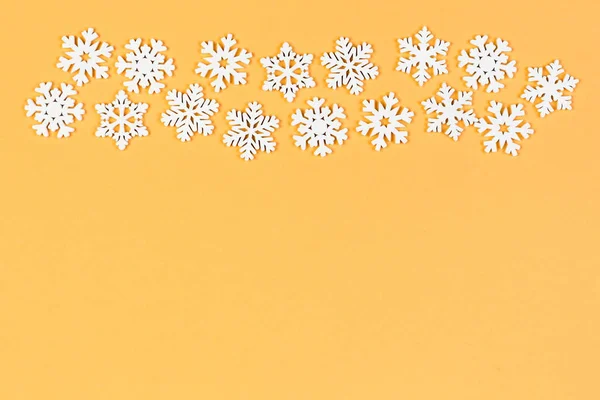 Horní pohled na bílé sněhové vločky na barevném pozadí. Koncept zimního počasí s kopírovacím prostorem. Veselé Vánoce koncept — Stock fotografie