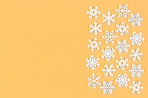 Vista superior del adorno de invierno hecho de copos de nieve blancos sobre un fondo colorido. Feliz Año Nuevo concepto con espacio de copia — Foto de Stock