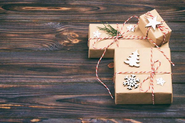 Caja de regalo de Navidad con espacio para copias. Caja de regalo de Navidad con decoración sobre fondo de madera. Tonificado —  Fotos de Stock