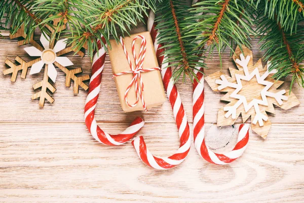 Χριστουγεννιάτικο δώρο, κλαδιά ελάτης και χριστουγεννιάτικο στολίδι σε λευκό φόντο. Επίπεδη θέα. Γραμμένο — Φωτογραφία Αρχείου