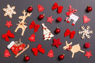 Noel oyuncakları ve süslemeleri olan siyah bir arkaplan. Mutlu yıllar konsepti