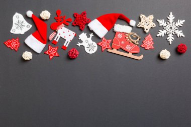 Siyah arka planda yeni yıl süslemeleri. Tasarımınız için boş alana sahip Mutlu Noeller konsepti