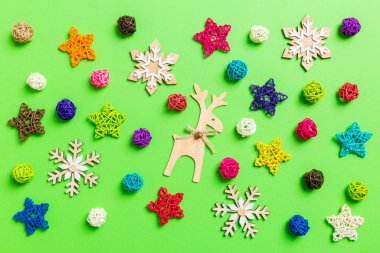 Yeşil arka planda yeni yıl süslemeleri. Kutlama yıldızları ve topları. Mutlu Noeller.