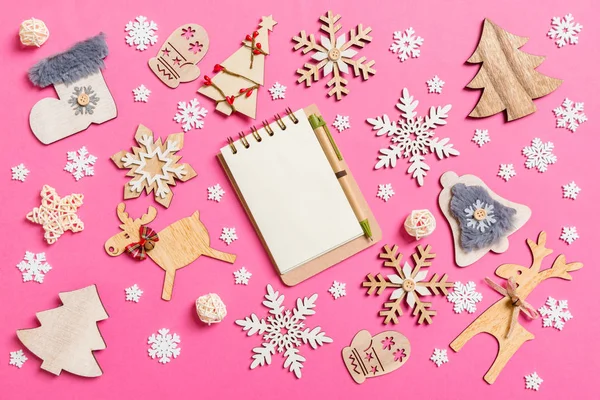 분홍색 배경에 있는 노트북의 맨 위 사진은 휴일 장식과 장난감으로 만들어 졌다. 크리스마스 장식의 개념 — 스톡 사진